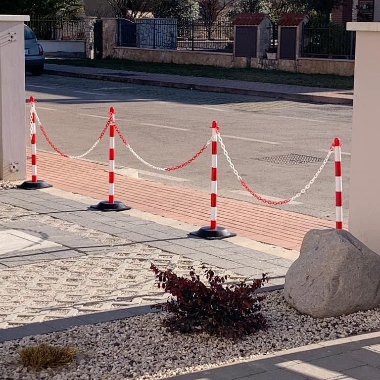 Set Afzetpaal & Ketting -Basic-, 16 Palen incl. 25m Kunststof Ketting (Rood/Wit) 