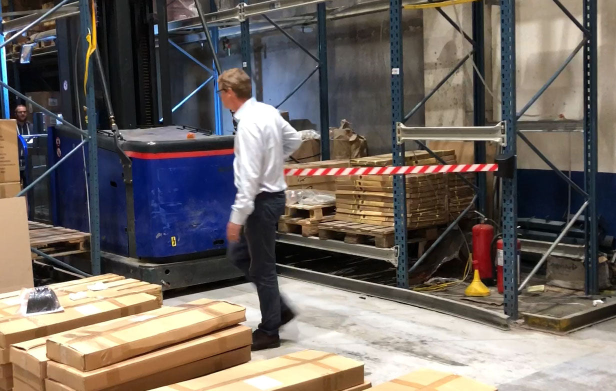 Video laden: Efficiënt en eenvoudig te installeren, deze aan de muur gemonteerde riembarrière is de perfecte oplossing voor het beheren van menigtecontrole en het afzetten van gebieden in magazijnen, laadperrons of openbare ruimtes. Met zijn 10-meter intrekbare riem biedt deze barrière maximale flexibiliteit bij het creëren van veilige, beperkte zones. Het duurzame ontwerp zorgt voor langdurige prestaties, waardoor het ideaal is voor zowel binnen- als buitengebruik.