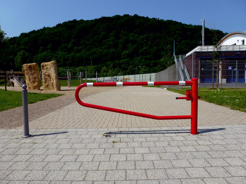 Swiveling gates for casting in concrete