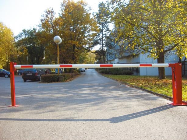 Handmatige slagboom met pneumatische veer en vaste paalsteun